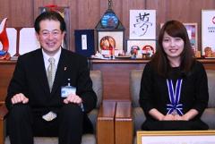 写真：野志市長と中矢美里さん