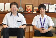 写真：野志市長と野中悠聖さん