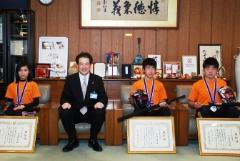 写真：伊藤紗良さん、野志市長、武智由貴さん、竹田圭佑さん