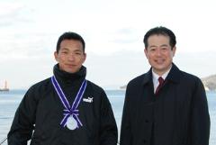 写真：武田大作さんと野志市長