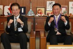 写真：野志市長と谷龍治さん