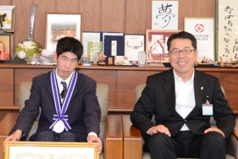 写真：青井星朗さんと遠藤副市長
