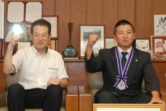 写真：野志市長と原実誠さん