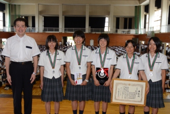 写真：野志市長と松山東高等学校Aのみなさん