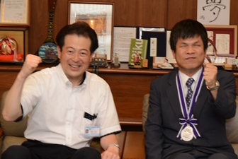 写真：野志市長と平子浩さん