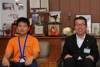 写真：井口涼太郎さんと遠藤副市長