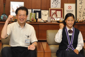 写真：野志市長と井上エリナさん