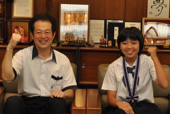 写真：野志市長と泉宗心音さん