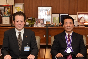 写真：野志市長と神崎建次さん