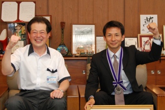 写真：野志市長と久保孝二さん