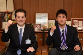 写真：野志市長と光宗将隆さん