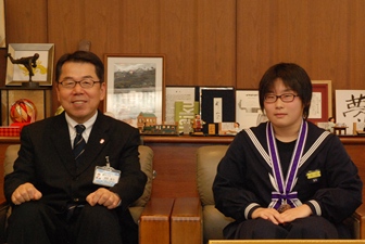 写真：遠藤副市長と水沼ひかるさん