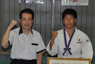 写真：野志市長と中矢力さん