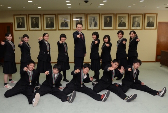 写真：野志市長と新田高等学校ダンス同好会のみなさん