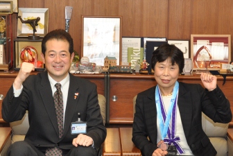 写真：野志市長と埜下由美さん
