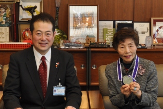 写真：野志市長と大塚桂子さん