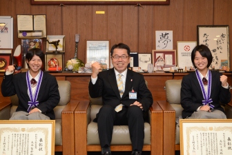 写真：大内梨紗さんと遠藤副市長と高松千滉さん