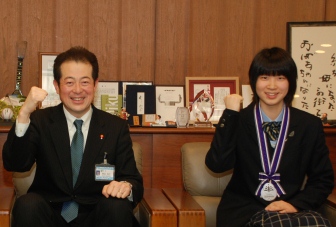 写真：野志市長と篠原華実さん