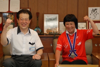 写真：野志市長と末光浩美さん