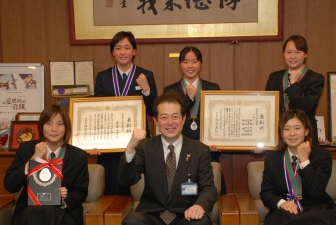 写真：野志市長と受賞者のみなさん