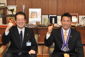 写真：野志市長と武田大作さん