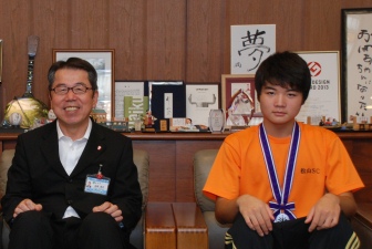 写真：遠藤副市長と竹田圭佑さん