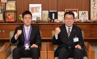 写真：田中裕康さんと遠藤副市長