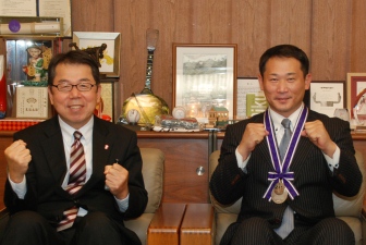 写真：遠藤副市長と谷龍治さん