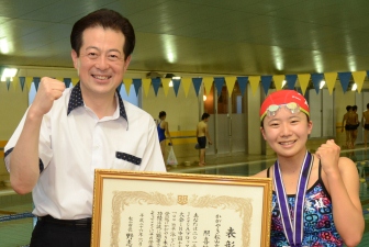 写真：野志市長と照喜納志帆さん