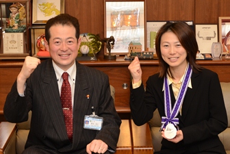 写真：野志市長と山本住恵さん