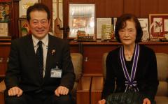 野志市長と奥島さんの写真