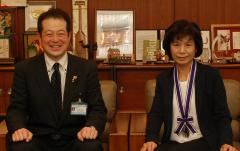 野志市長と青木さんの写真