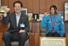 野志市長と高見澤さんの写真