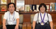 梅岡副市長と三浦さんの写真