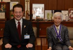 野志市長と鎌田さんの写真