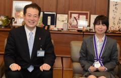 野志市長と寺嶋さんの写真