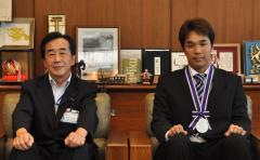 梅岡副市長と白石さんの写真