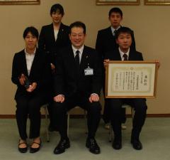 野志市長と愛媛選抜（弓道）の皆さんの写真