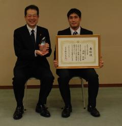 野志市長と高橋さんの写真