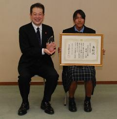 野志市長と尾崎さんの写真