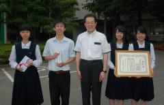 野志市長と松山南高等学校吹奏楽部さんの写真