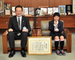 野志市長と篠原さんの写真