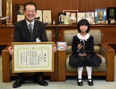 野志市長と渡辺さんの写真