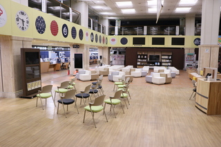 サインパネルに伊予かすりの模様や道後温泉の湯玉、松山市のブランドロゴを取り入れたフロアの写真