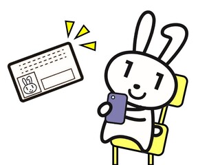 マイナンバーカードとスマートフォンを使ってオンラインで転出手続きをしているマイナちゃんのイラスト