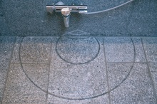 神の湯男子浴室の第1号源泉跡の写真です