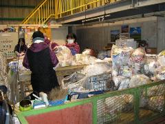 写真:資源ごみの分別作業